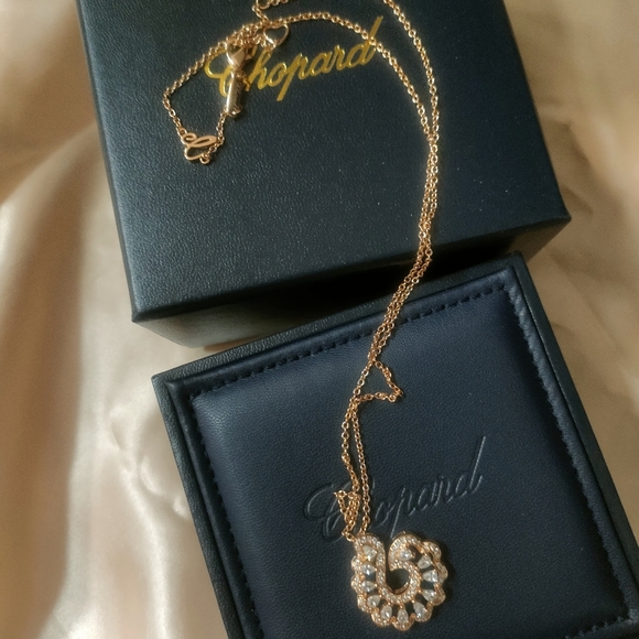 Chopard 18k Gold Necklace with conch pendant - Picture 3 of 6